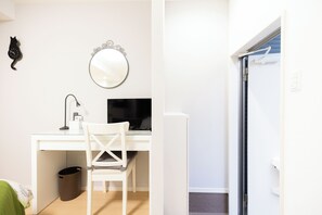 Eenvoudige tweepersoonskamer | Dineren op de kamer