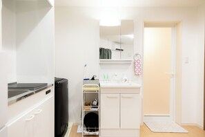 Coffee/tea maker, electric kettle - LUNA HOUSE 102 New Open Near The Station (Tokyo)