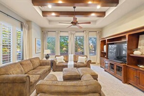 Smart TV, chimenea y oficina 
