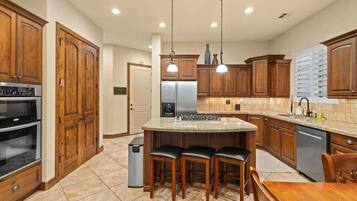 Frigorífic, microones, forn i placa de cuina