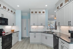 Coffee/tea maker, cookware/dishes/utensils