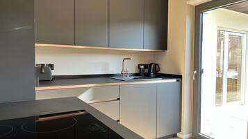 Kühlschrank, Ofen, Herdplatte, Geschirrspüler