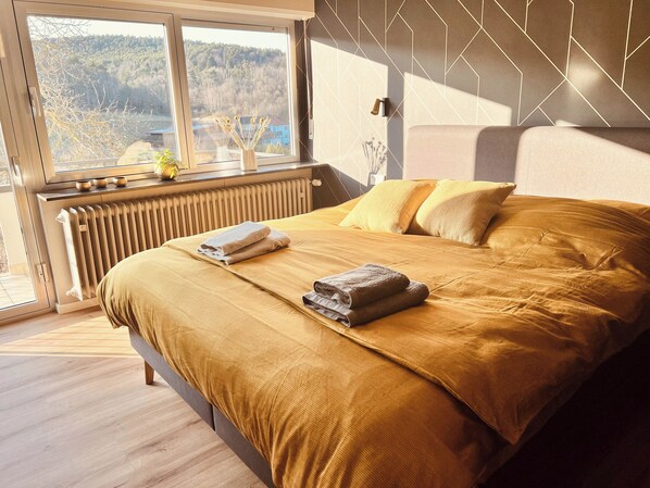 3 bedrooms, desk, free WiFi, bed sheets