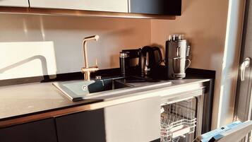 Fridge, oven, stovetop, dishwasher