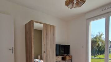 3 slaapkamers, een strijkplank/strijkijzer, reisbedje, gratis wifi