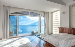 Minibar, decoración personalizada, muebles diferentes y escritorio