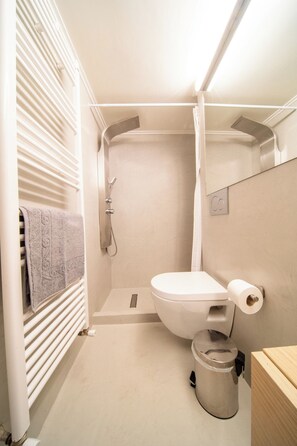 Shower, eco-friendly toiletries, hair dryer, towels - Acropolis Central Living (Athina)