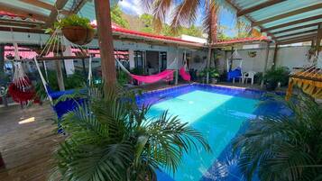 واجهة المنشأة - في المساء/الليل