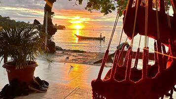 واجهة المنشأة - في المساء/الليل