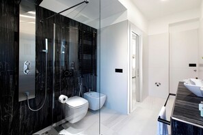 Dusche, Haartrockner, Bidet, Handtücher