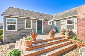 Exterior - PICKLEBALL! Walk to Beach, Fireplace, BBQ (ANC#1) (Long Beach)