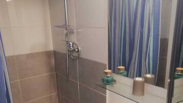 Douche, serviettes fournies, savon, papier toilette