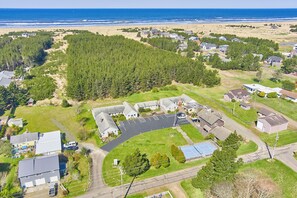 Exterior - PICKLEBALL! Walk to Beach, Fireplace, BBQ (ANC#3) (Long Beach)