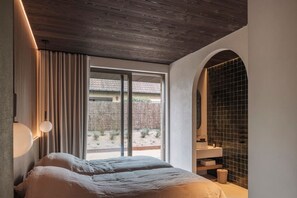 4 bedrooms, desk, WiFi, bed sheets