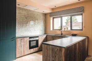 Refrigerador, cafetera/tetera, utensilios de cocina