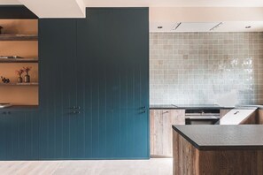 Een koelkast, een koffiezetapparaat/waterkoker