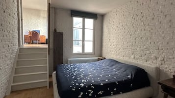 2 bedrooms, desk, WiFi, bed sheets