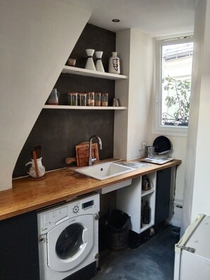 Douche, sèche-cheveux, serviettes fournies, savon