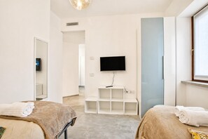 3 bedrooms - Quiet Oasis In Riva Heart With Balcony Dining (Riva del Garda)