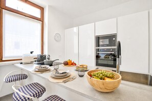 Private kitchen - Quiet Oasis In Riva Heart With Balcony Dining (Riva del Garda)