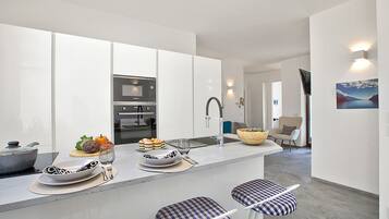 Frigorífico, microondas, horno y placa de cocina