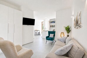 Living area - Quiet Oasis In Riva Heart With Balcony Dining (Riva del Garda)