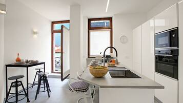 Frigorífico, microondas, horno y placa de cocina