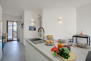 Familienapartment, Mehrere Schlafzimmer (Quiet Oasis In Riva Heart) | Speisen