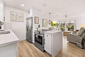 Refrigerador, microondas, horno y parrilla de estufa