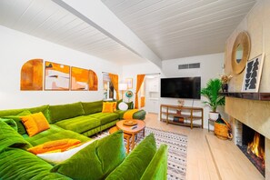 Smart TV, fireplace