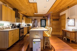 Een microgolfoven, een oven, een kookplaat, een vaatwasser