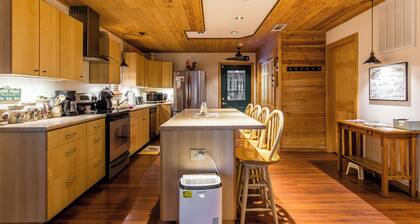 Charming 2-bedroom cabin with WiFi, AC in peaceful Eureka Springs