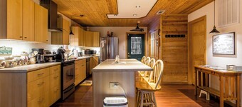 Charming 2-bedroom cabin with WiFi, AC in peaceful Eureka Springs