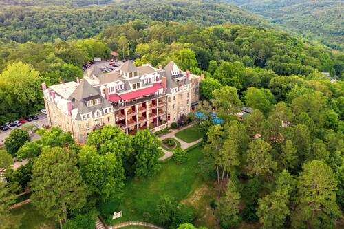 Charming 2-bedroom cabin with WiFi, AC in peaceful Eureka Springs