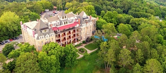 Charming 2-bedroom cabin with WiFi, AC in peaceful Eureka Springs