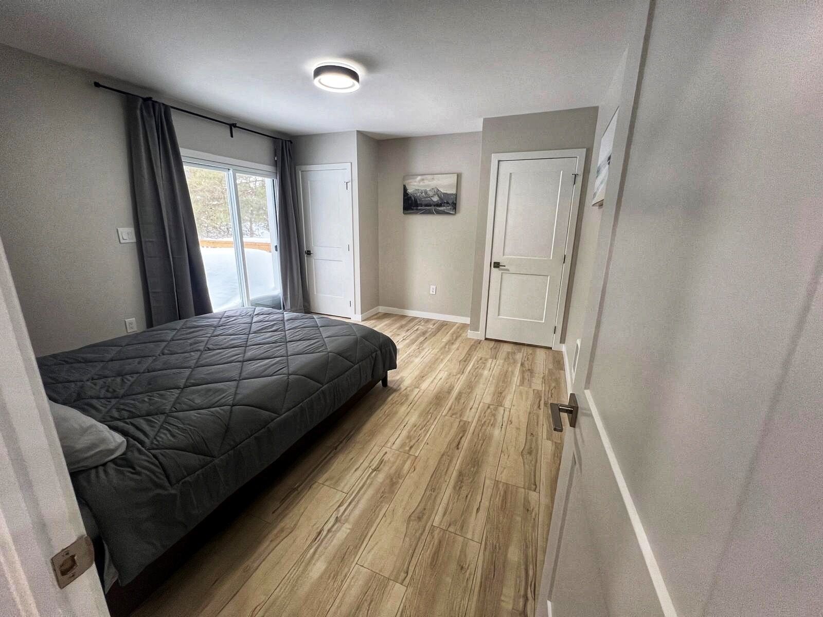 2 bedrooms, desk, WiFi, bed sheets