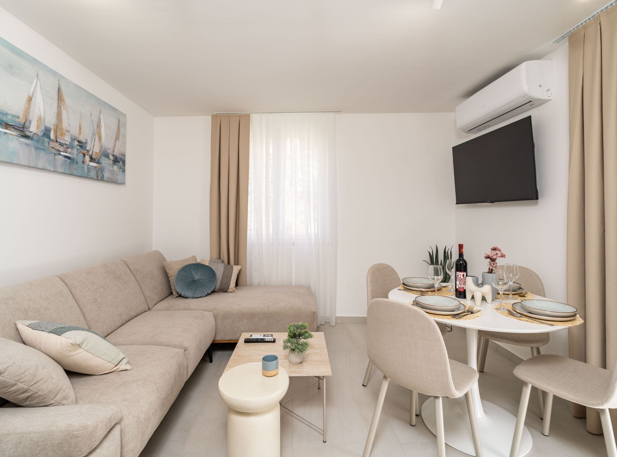 Căn hộ (Modern City Escape) | Phòng khách | TV màn hình phẳng 32-inch có truyền hình cáp 