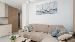 Leilighet (Modern City Escape) | Oppholdsrom | En 32-tommers Flatskjerm-TV med kabel-kanaler