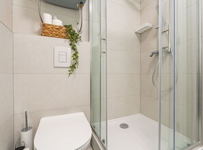 Shower, towels - Modern City Escape (Dubrovnik)
