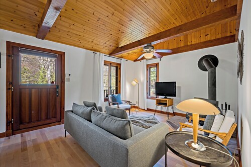Streamside Retreat on Petit Train du Nord at km 39 - Cedar Creek Cottage
