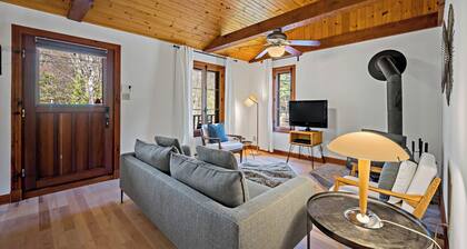 Streamside Retreat on Petit Train du Nord at km 39 - Cedar Creek Cottage