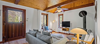 Streamside Retreat on Petit Train du Nord at km 39 - Cedar Creek Cottage