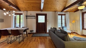 Smart TV, fireplace