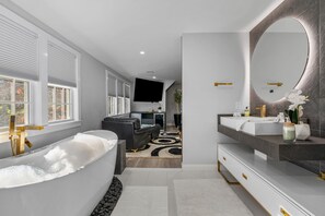 Een douche, een bubbelbad, een haardroger, handdoeken