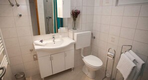 Apartment (One Bedroom Apartment with Balcony (o) | Bathroom | Shower, towels - Old Town Zadar Cozy and Comfy Apartments (Zadar)