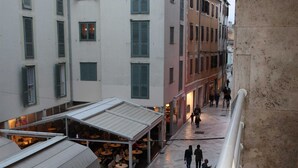 A pedestrian street with outdoor seating, buildings with shutters, and a stone wall. - Old Town Zadar Cozy and Comfy Apartments (Zadar)