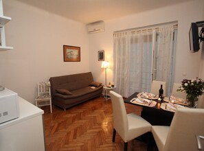 Apartamento (Comfort One Bedroom Apartment with Ba) | Sala de estar | TV de tela plana 32 polegadas com canais a cabo
