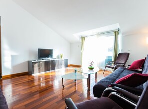 Leilighet (Classic Two Bedroom Apartment with Te) | Oppholdsrom | En 32-tommers Flatskjerm-TV med Parabol-TV