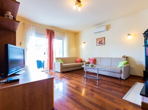 Leilighet (Standard Two Bedroom Apartment with T) | Oppholdsrom | En 32-tommers Flatskjerm-TV med Parabol-TV