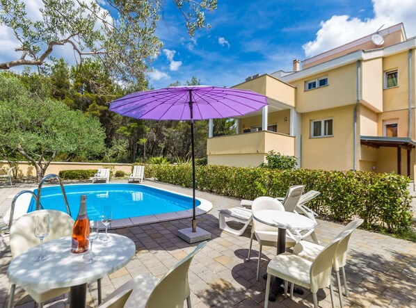 3 outdoor pools, pool umbrellas, pool loungers